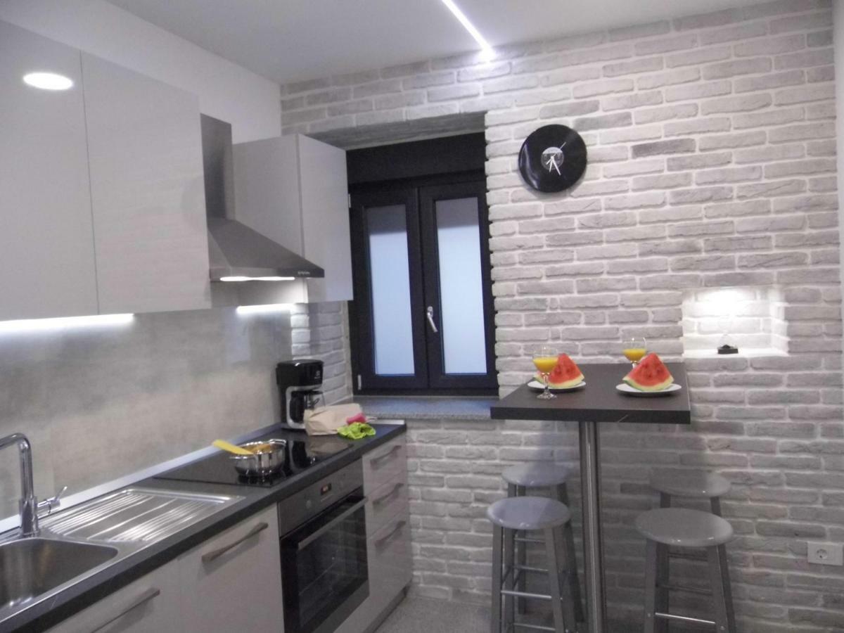 Batcave Apartment พูลา ภายนอก รูปภาพ