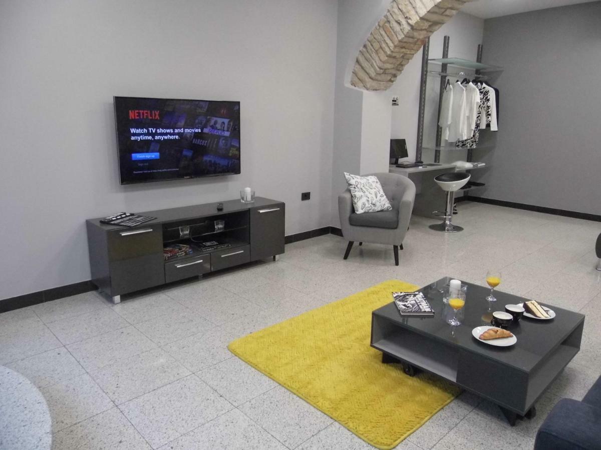 Batcave Apartment พูลา ภายนอก รูปภาพ