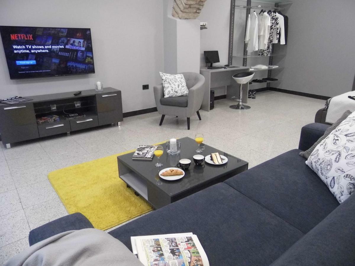 Batcave Apartment พูลา ภายนอก รูปภาพ