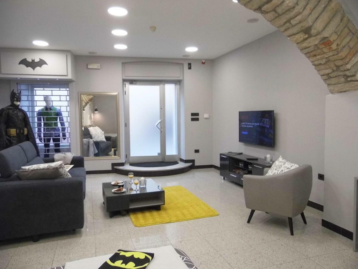 Batcave Apartment พูลา ภายนอก รูปภาพ