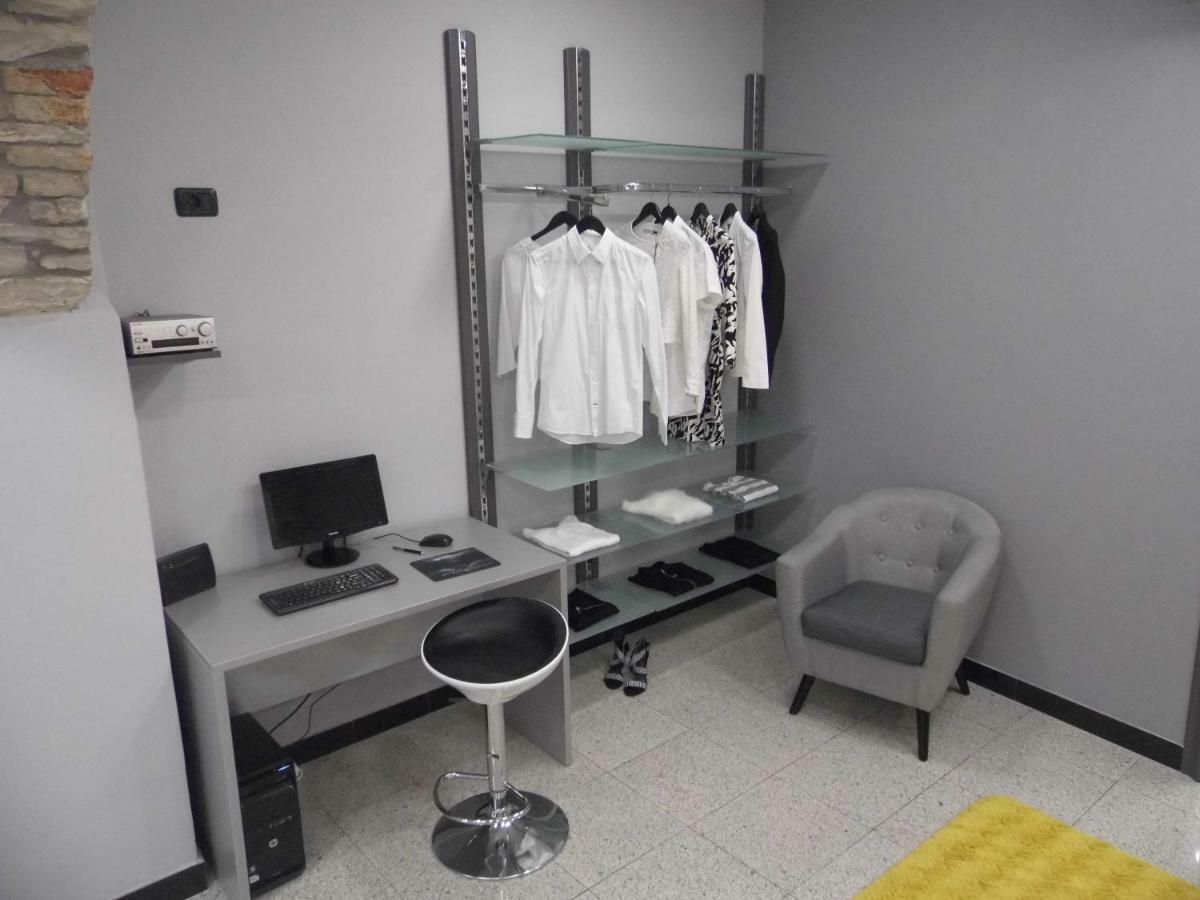 Batcave Apartment พูลา ภายนอก รูปภาพ